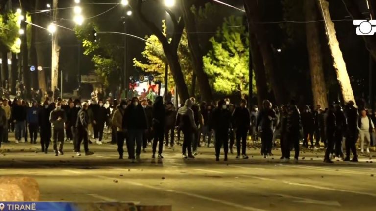 Protesta rikthehet në bulevard, gurë ndaj policisë dhe gaz lotsjellës pranë Kryeministrisë