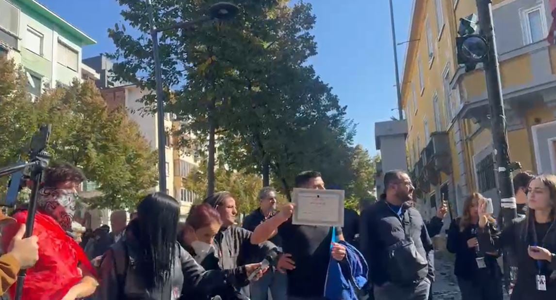 Protesta te Ministria e Arsimit, i riu gris certifikatën e Olimpiadës së Historisë