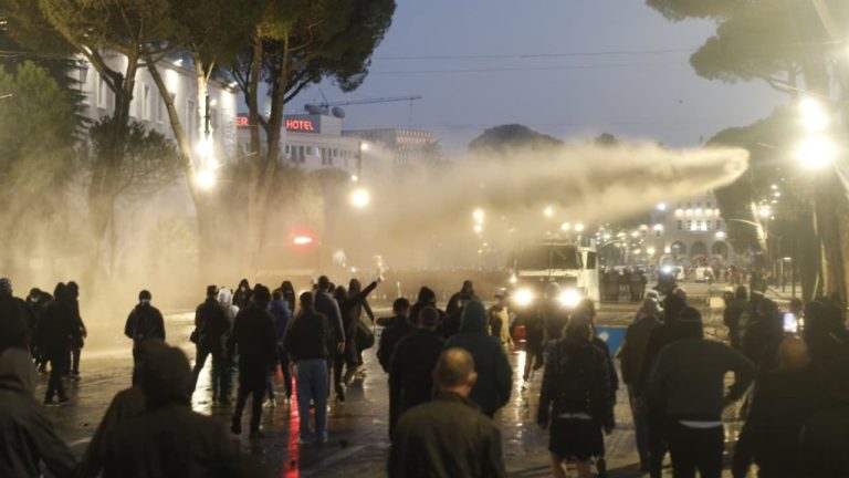 Protestat në Tiranë, gjykata lë 11 në burg dhe nxjerr 40 nga paraburgimi