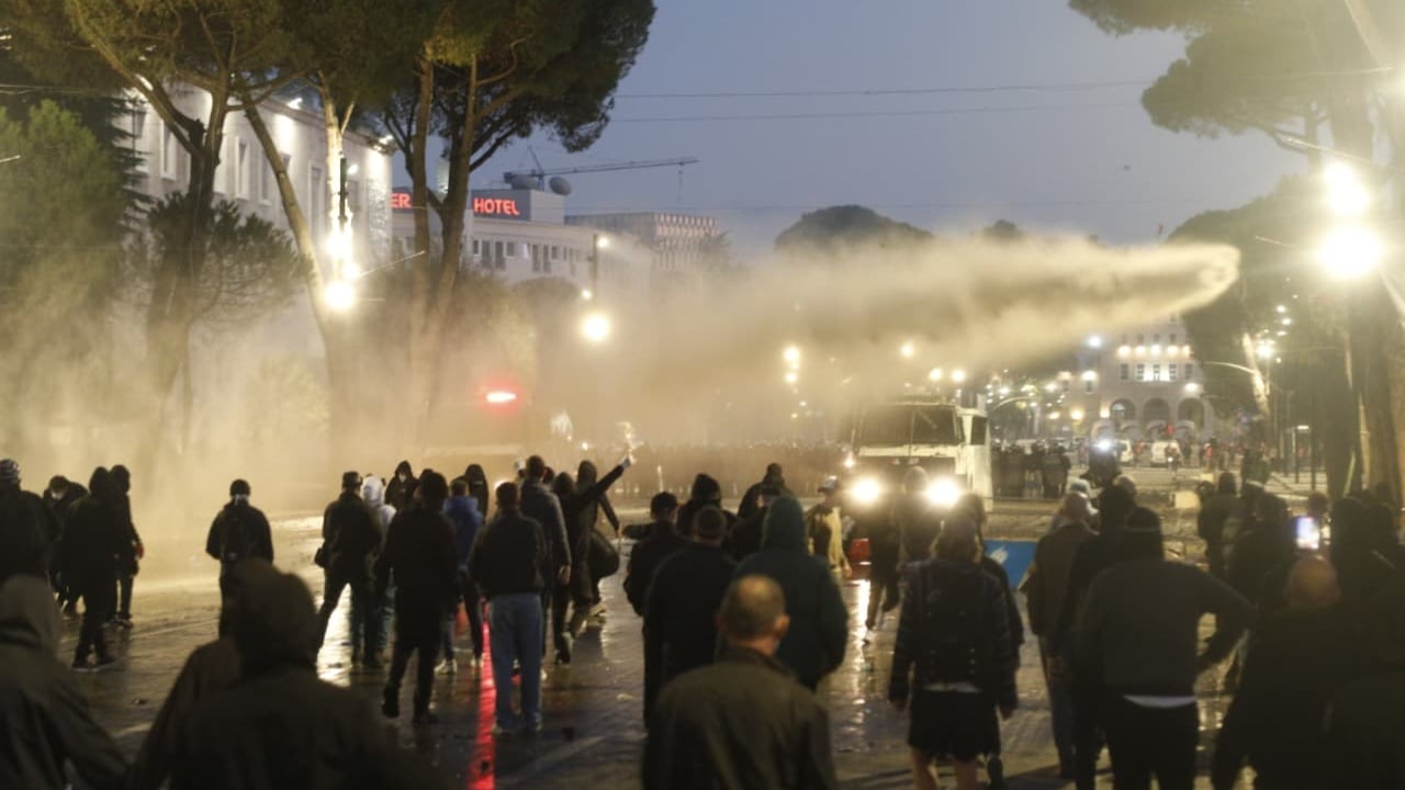 Protestat në Tiranë, gjykata lë 11 në burg dhe nxjerr 40 nga paraburgimi