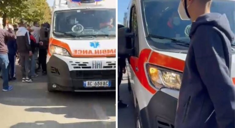 Protestë te Arsimi, ambulanca ndalet nga protestuesit para se të marrë gazetaren e plagosur