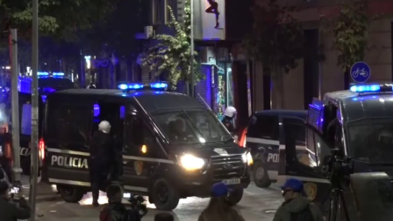 Tension në Tiranë: protestuesit shpërndahen, policia i ndjek për arrestime te Parku Rinia