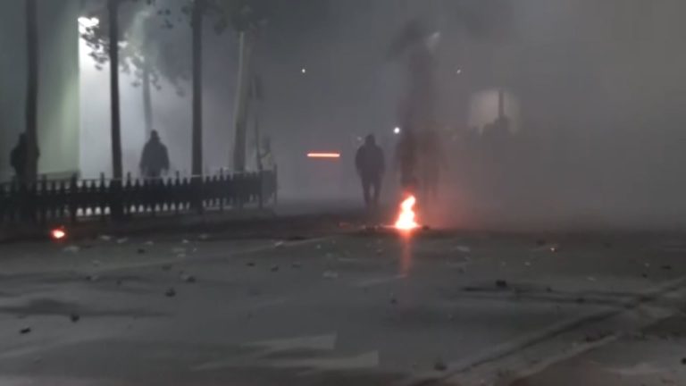 Tensione pranë Parlamentit, protesta përshkallëzohet me molotovë drejt policisë