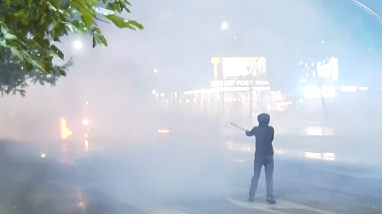 Tensione te Banka e Shqiperise, fishekzjarre drejt policise dhe perplasje me kordonin