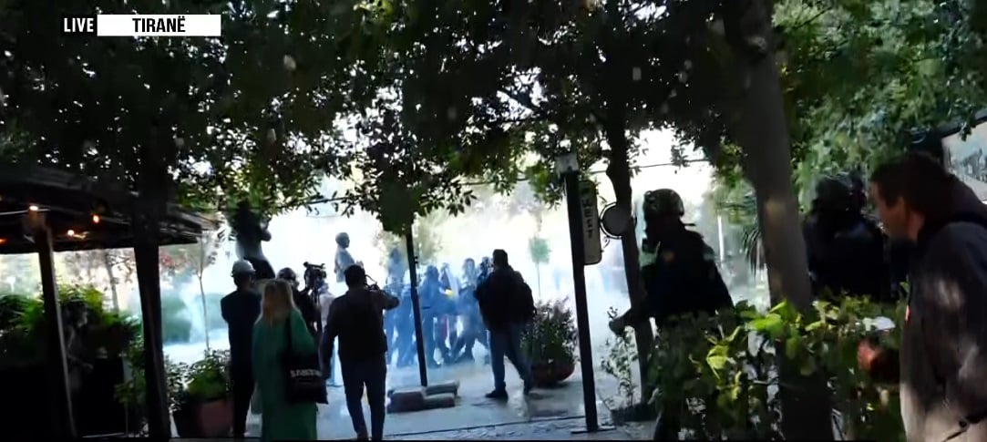 Tensione te Kryeministria, FNSH hyn ne lokal prane Piramides per nje protestues