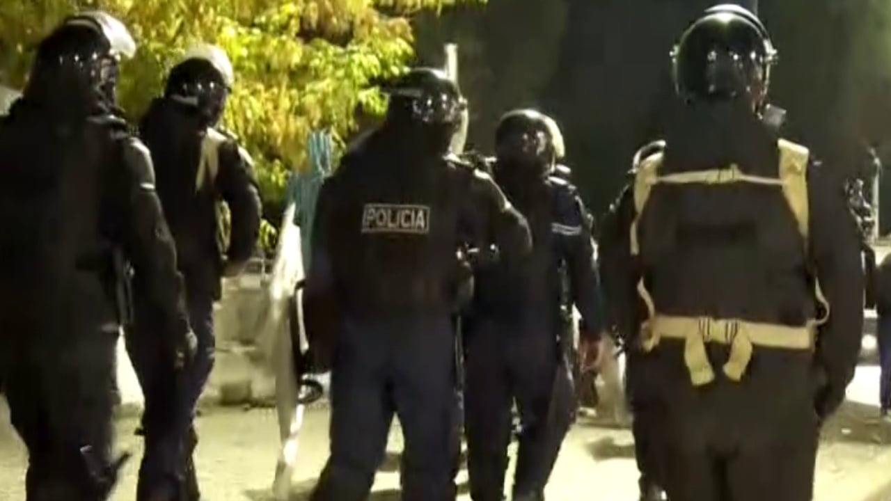 Tensione te Ministria e Brendshme, policia shoqeron protestues ne diten e gjashte te tubimit