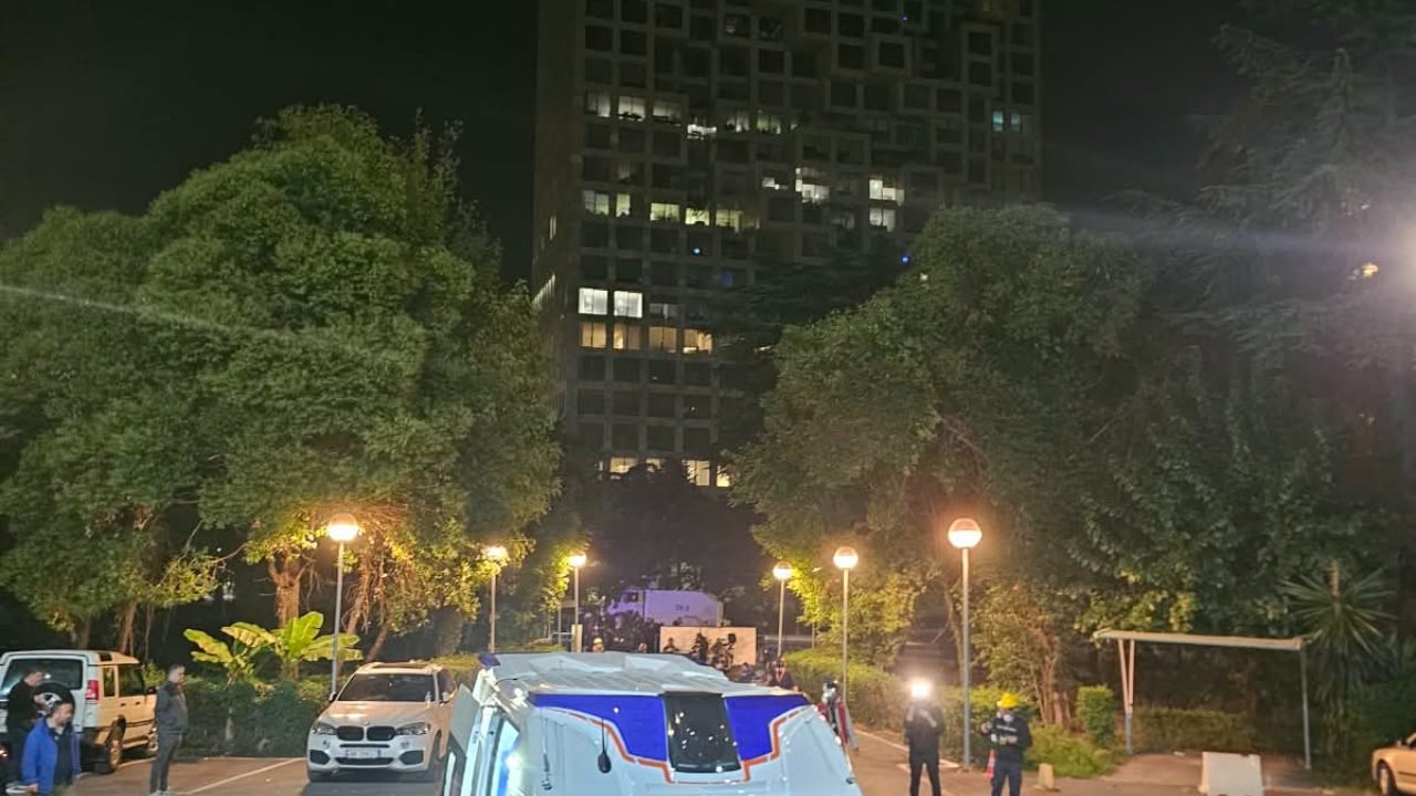 Tensione te selia e PD, Policia: U sulmuam me molotov dhe perdorem gaz lotsjelles