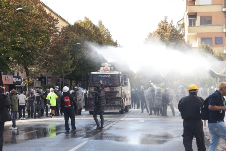 Tiranë, përplasje te protestat: policia përdor sërish plumba gome mes sirenash dhe kaosi