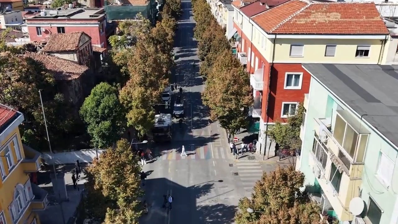 Tiranë, qetësi e tensionuar para protestës: biznese të fortifikuara dhe lëvizje të pakta