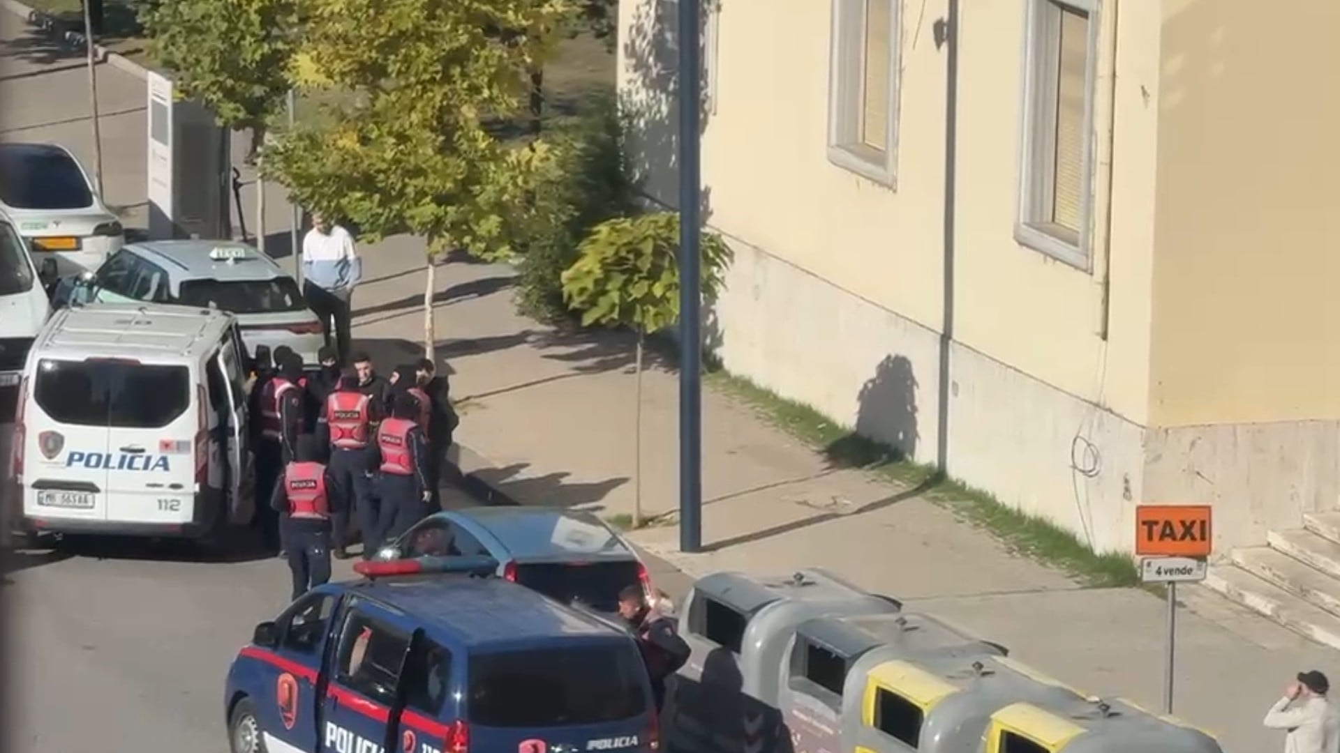 Patrullime dhe shoqërime në Tiranë, policia ndalon dy të rinj pranë Korpusit Universitar