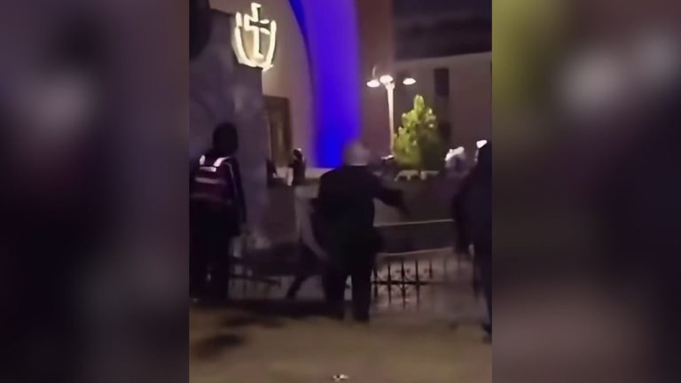 Përplasja te Katedralja në Tiranë, Metropoliti i Korçës i kërkon policisë të ndalë dhunën