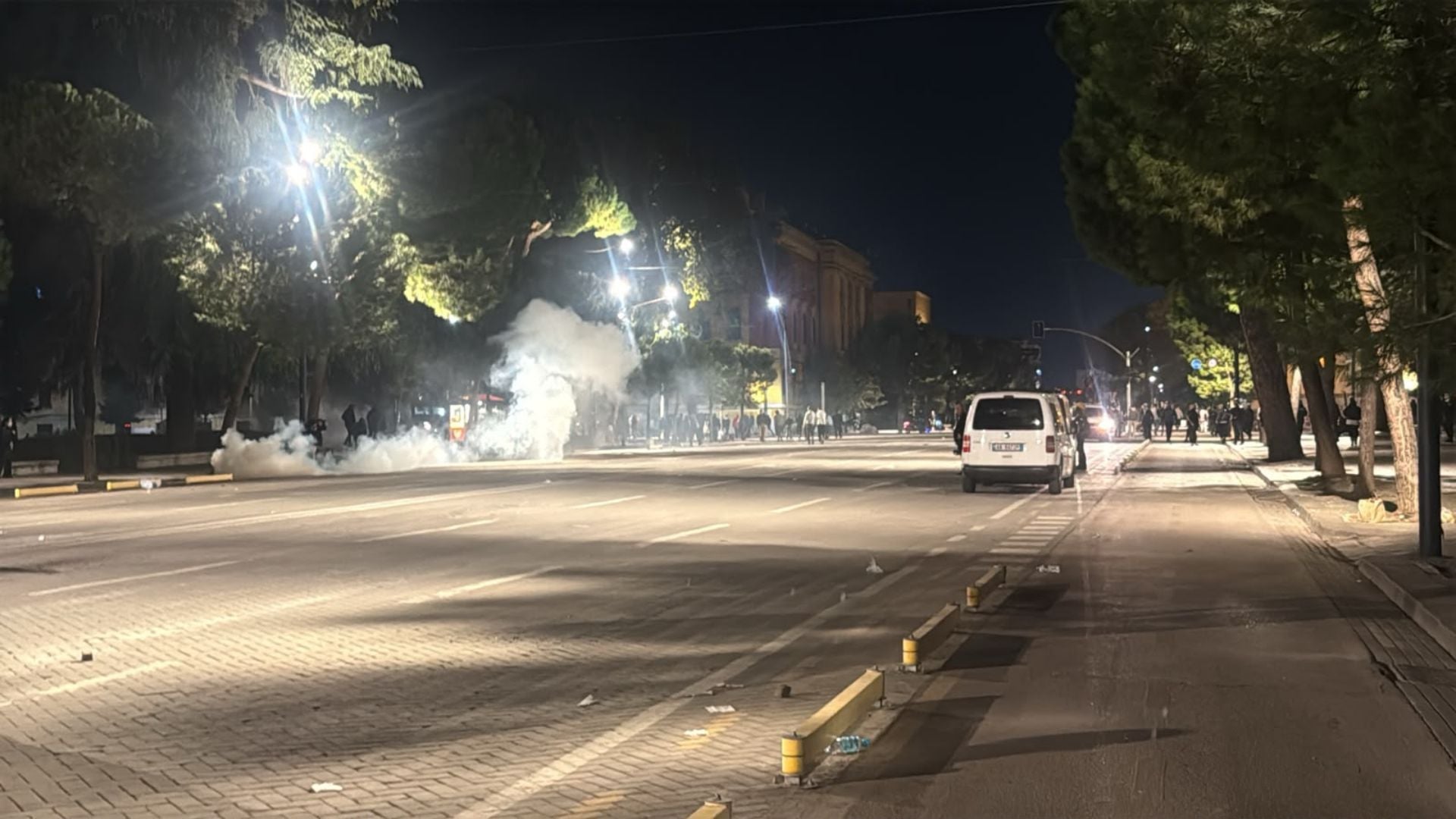 Përplasje te Parku Rinia: protestuesit tërhiqen, policia përdor ujë dhe gaz lotsjellës