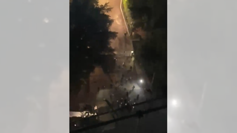 Përplasje te selia e PD-së, pamjet tregojnë protestuesit që vrapojnë drejt godinës