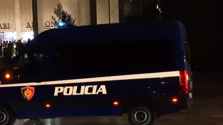 Policia zbarkon në sheshin “Skënderbej”, shoqërohen disa protestues në Tiranë
