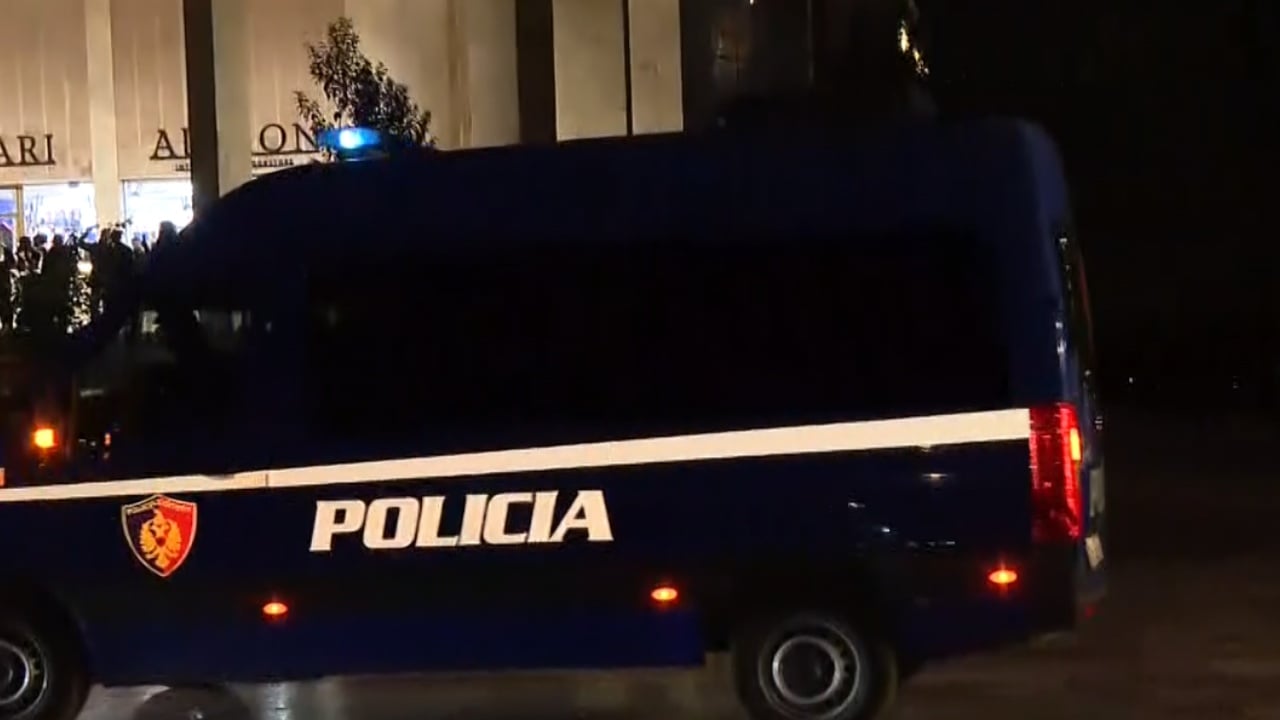 Policia zbarkon në sheshin “Skënderbej”, shoqërohen disa protestues në Tiranë