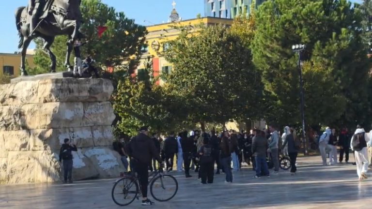 Protesta nis para mesditës në Tiranë, të rinj mblidhen që herët në sheshin “Skënderbej”