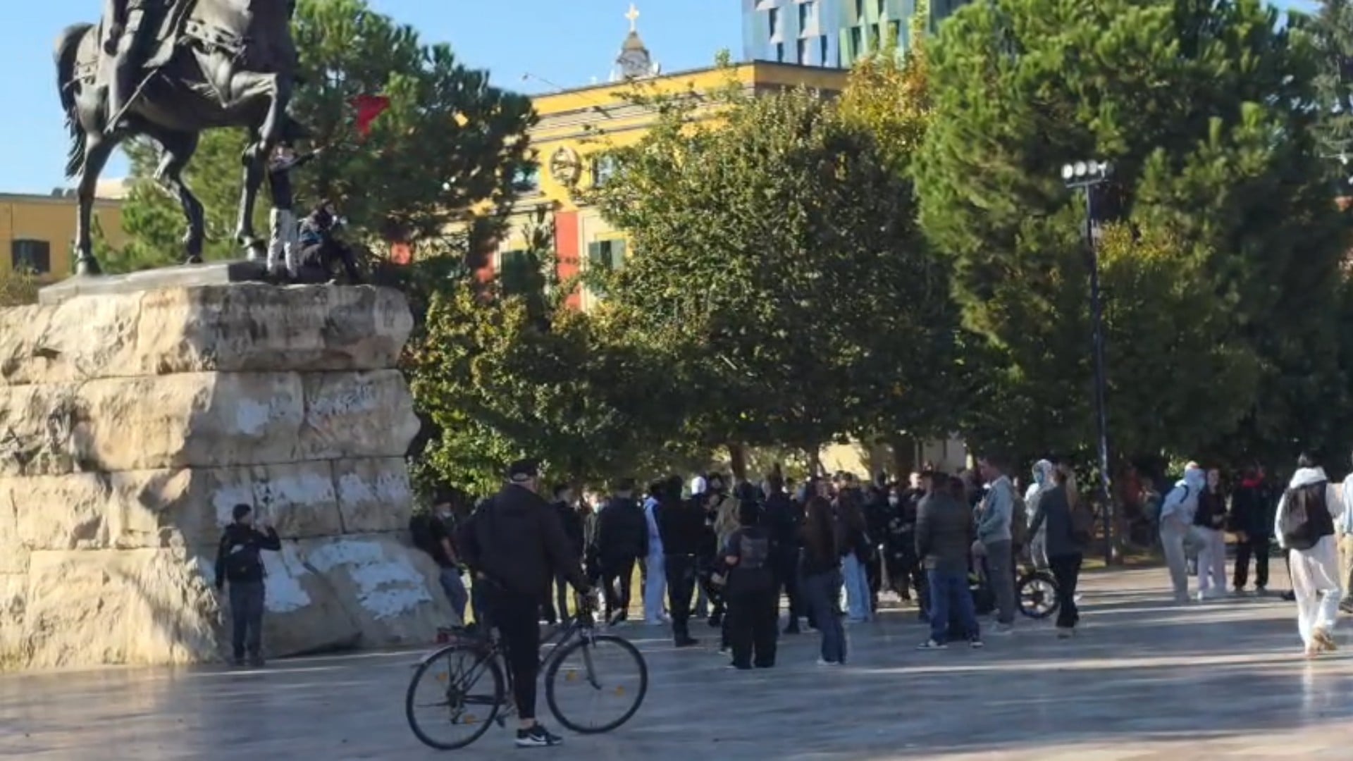 Protesta nis para mesditës në Tiranë, të rinj mblidhen që herët në sheshin “Skënderbej”