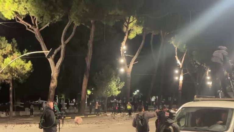 Tensione në Bulevardin ‘Dëshmorët e Kombit’, përplasje mes policisë dhe protestuesve pranë Kuvendit