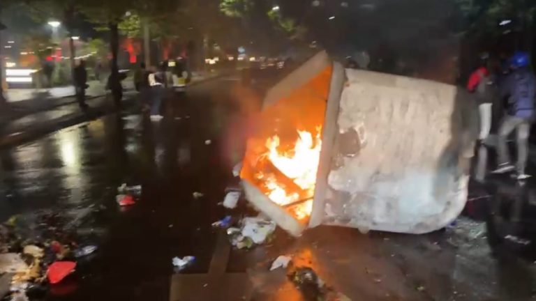 Tensione në protestë te Piaca, digjen kazanët e mbeturinave për të bllokuar policinë