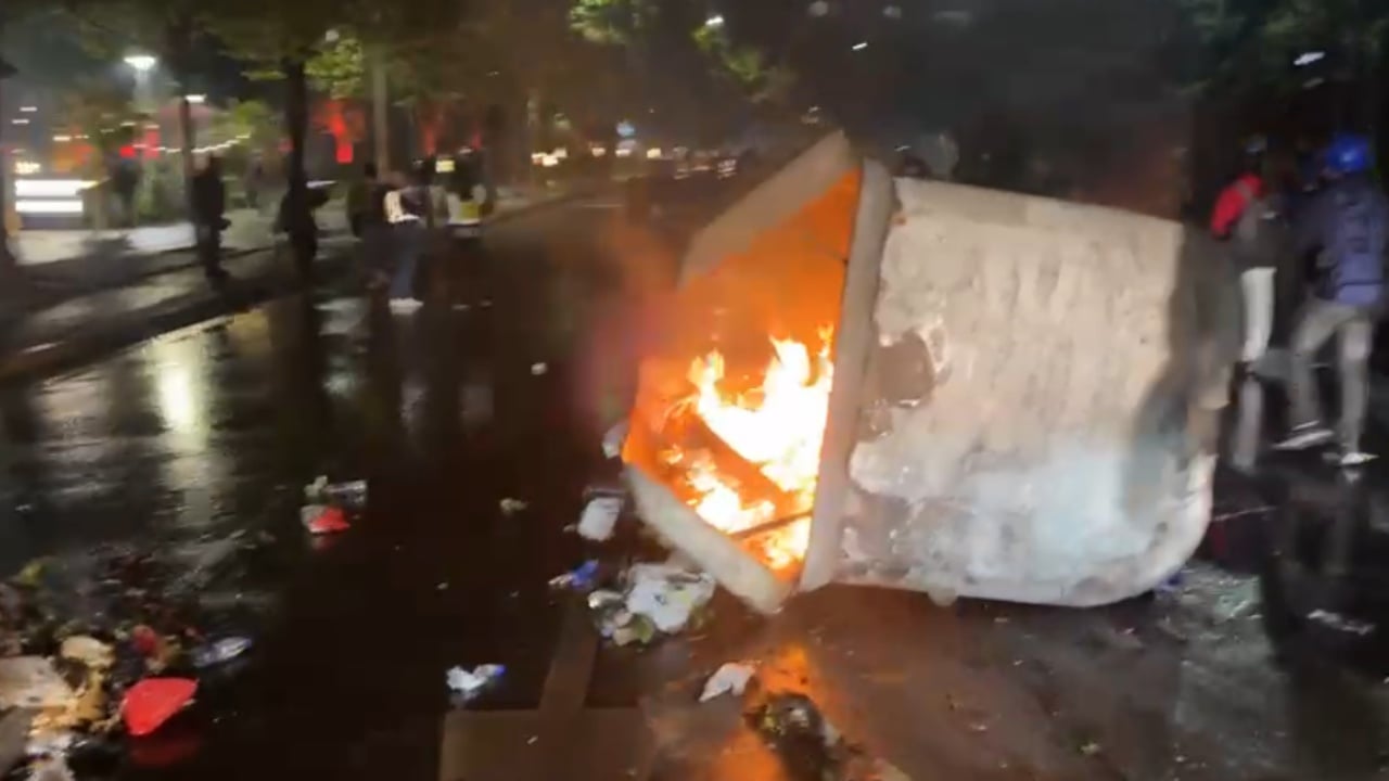 Tensione në protestë te Piaca, digjen kazanët e mbeturinave për të bllokuar policinë