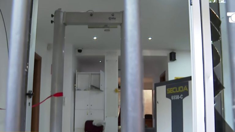 Tensione te Gjykata e Apelit: protestuesit çajnë hyrjen, policia bën shoqërime
