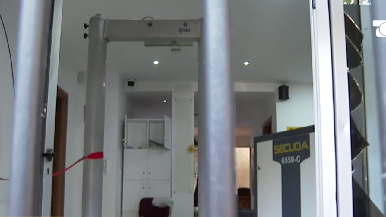 Tensione te Gjykata e Apelit: protestuesit çajnë hyrjen, policia bën shoqërime