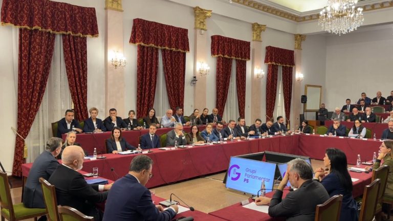 Balla fton studentët në dialog për “Paktin 2.0”, por ashpërson tonin ndaj protestës