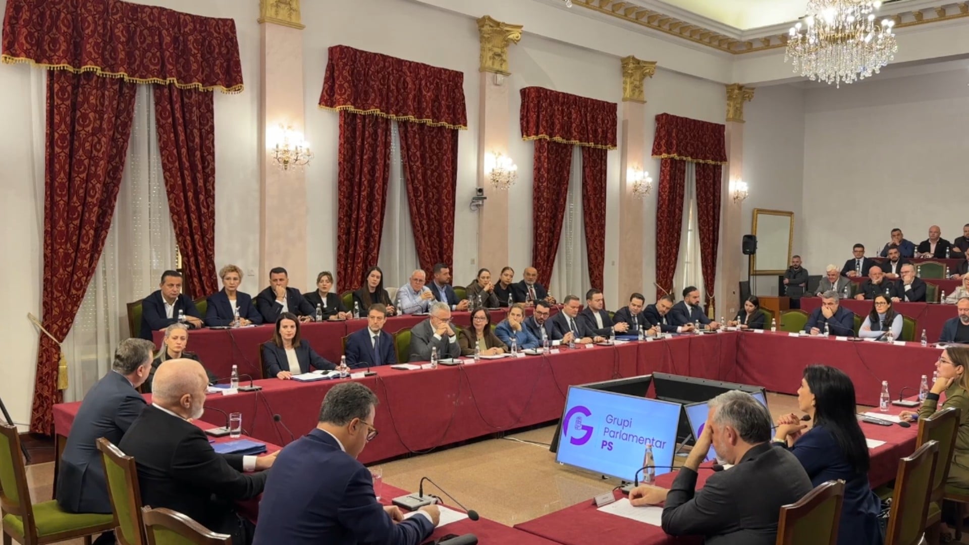 Balla fton studentët në dialog për “Paktin 2.0”, por ashpërson tonin ndaj protestës