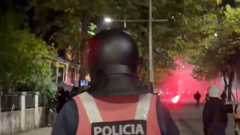“Ik nga këtu se t’i qerrova sytë”, polici kërcënon gazetaren gjatë protestës në Tiranë