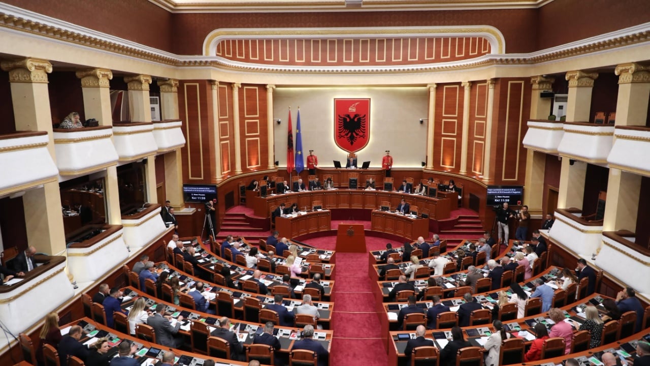Mes protestave, Kuvendi rikthen seancën të enjten; opozita kërkon interpelancë urgjente me Ervin Demon