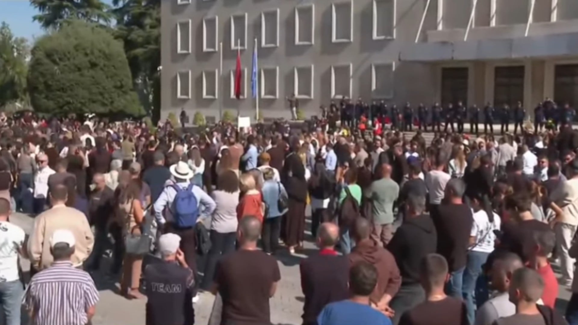 Pedagogë e studentë para Kryeministrisë, protestës i bashkohet edhe një grup tjetër
