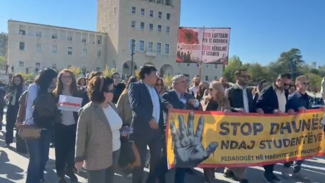 Pedagogët marshojnë te Politekniku në mbështetje të studentëve, thirrje për grumbullim çdo ditë në 10:00