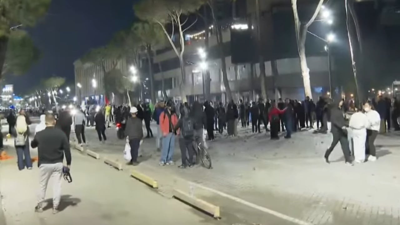 Protesta rikthehet para Kryeministrisë pas tensioneve me policinë në bulevard