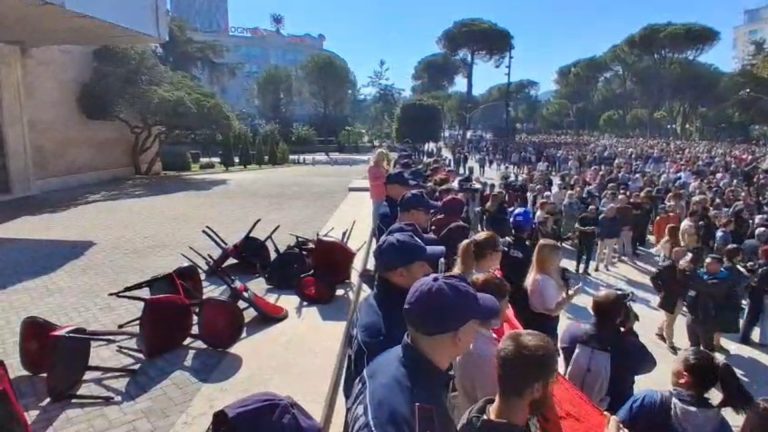 Protesta te Kryeministria: studentët refuzojnë “dialogun” e Ramës dhe përmbysin karriget