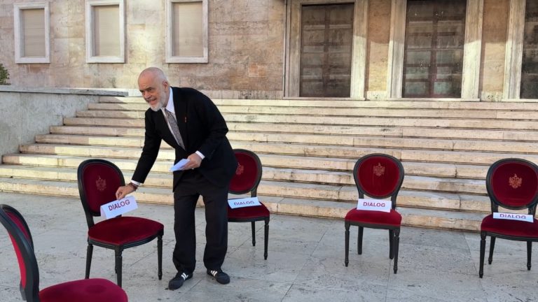 Rama vendos karrige para Kryeministrisë me shënimin “Dialog”, mes protestës dhe refuzimit për negociata