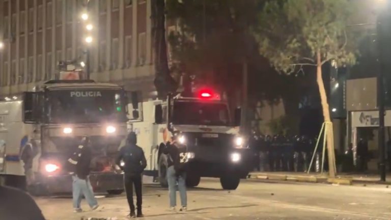 Tension para Kryeministrisë, policia u bën thirrje protestuesve: Nëse nuk largoheni, ndërhyjmë