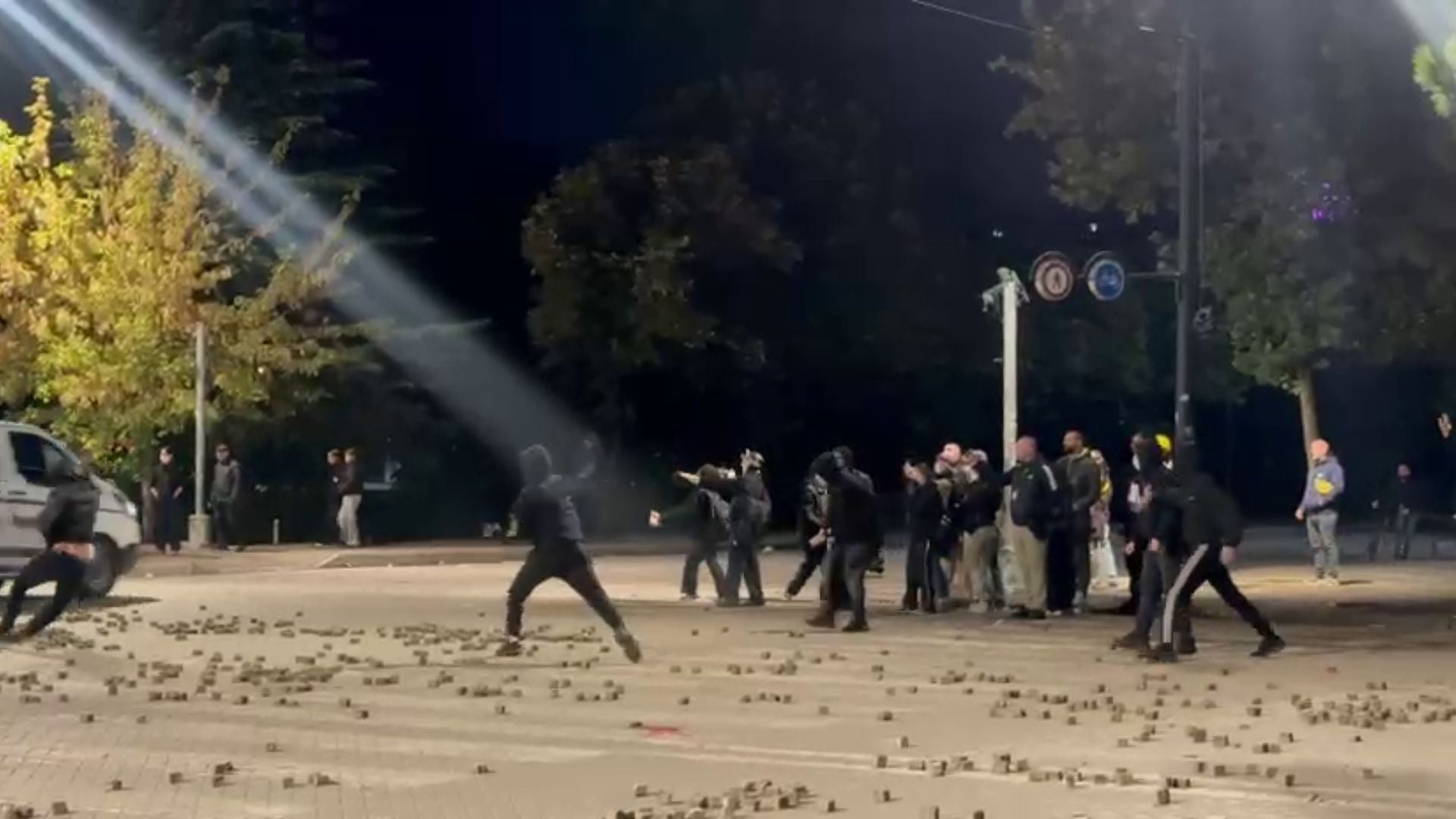 Tensione pranë ish-hotel Dajtit, protestuesit godasin me gurë automjetet e policisë