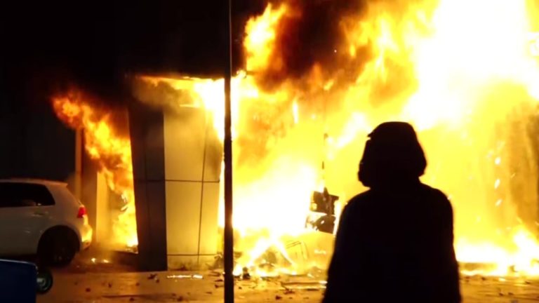 Zjarri në Gjykatën e Lartë bllokon gjyqet, dëmtohen edhe dosje pas protestës së 17 tetorit