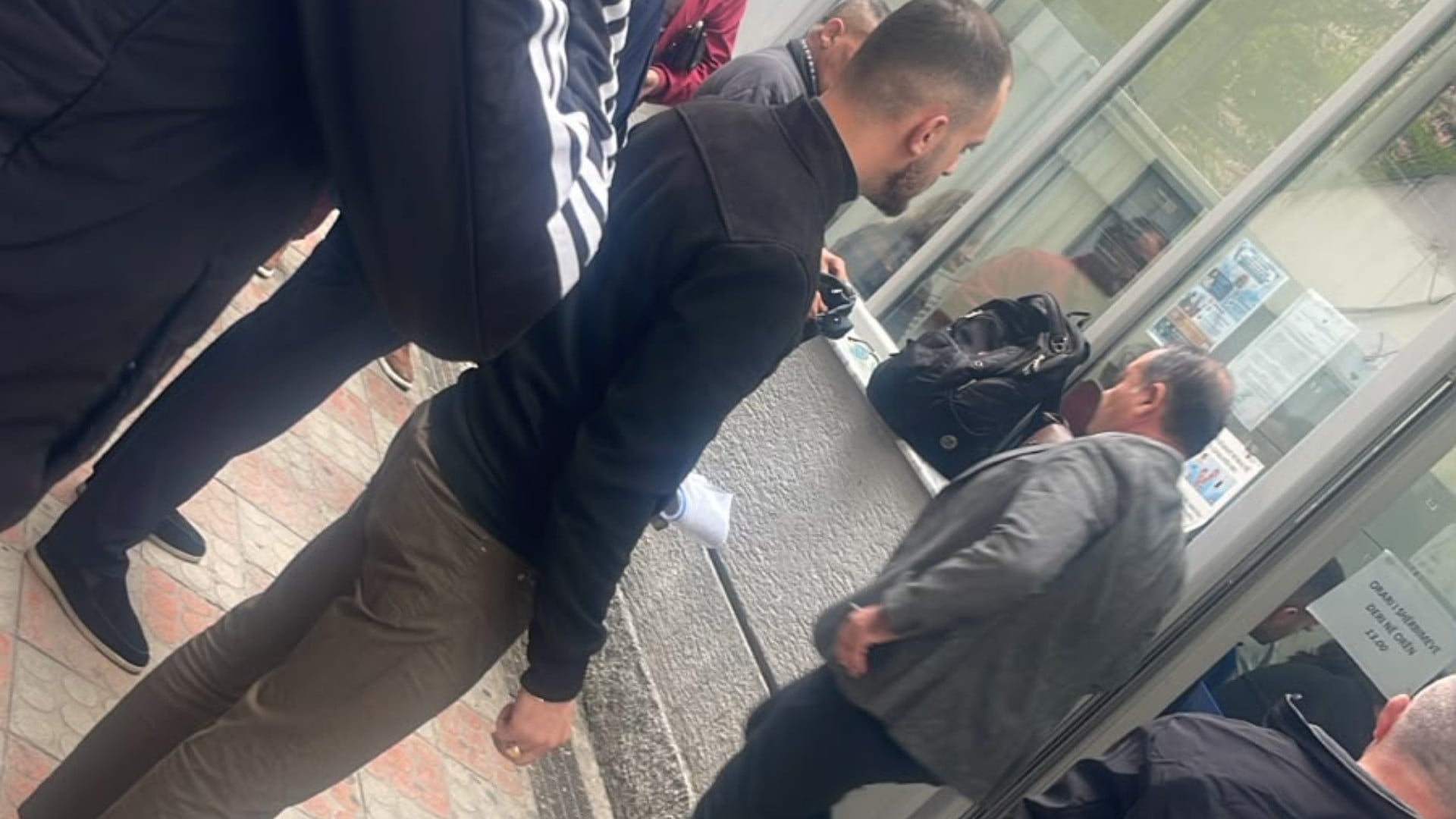 59 masa sigurie për protestuesit e shoqëruar, prindërit në pritje para gjykatës