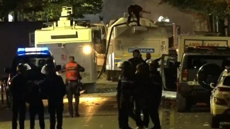 Pas përplasjeve në protestë, 22 të shoqëruar lirohen me detyrim paraqitje
