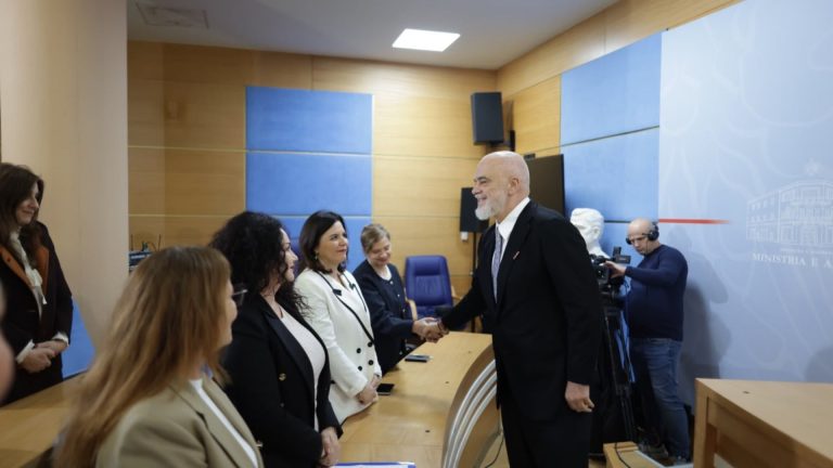 Rama paralajmëron kufizim të rrjeteve sociale për nën 16 vjeç dhe masa më të ashpra penale