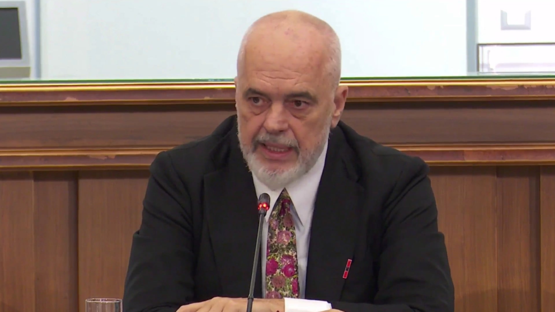 Rama paralajmëron masa pas sulmeve ndaj bankave, sulmon edhe pedagogët në protestë
