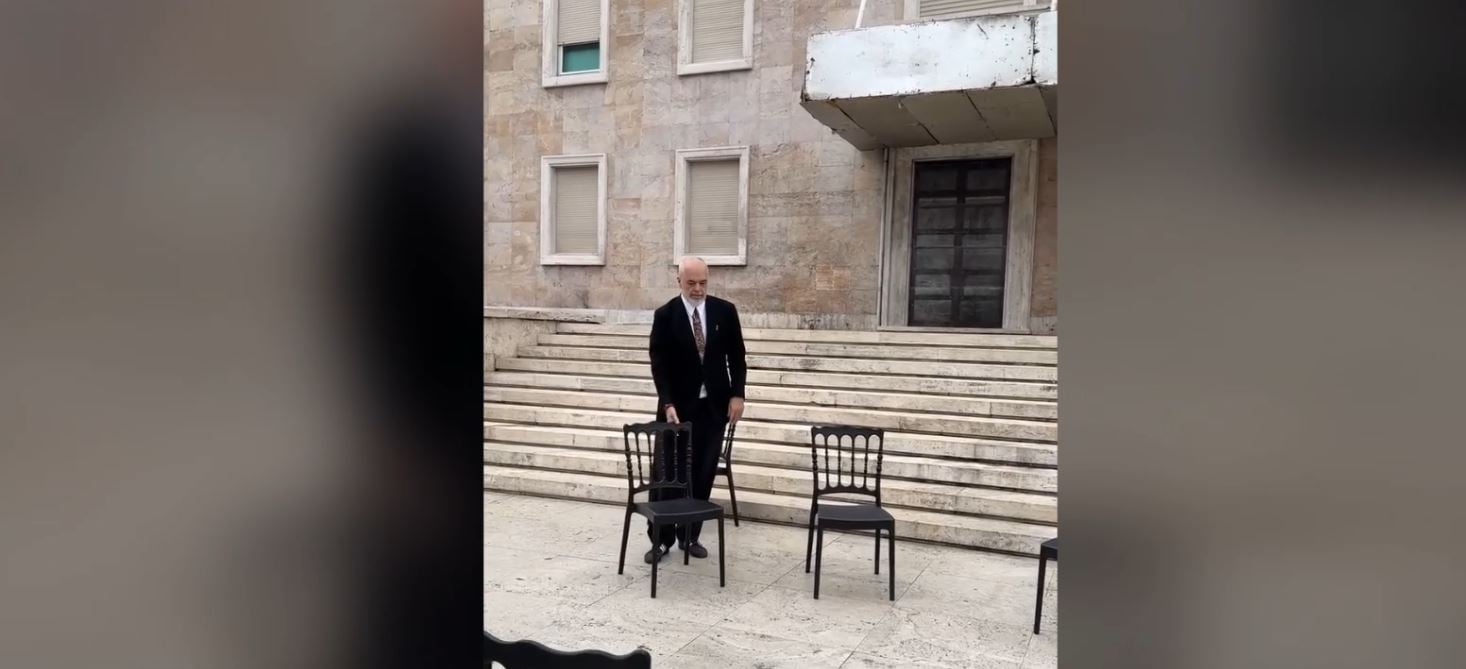 Rama rikthen karriget para Kryeministrisë dhe flet për “dialog”, pas përplasjes me protestuesit