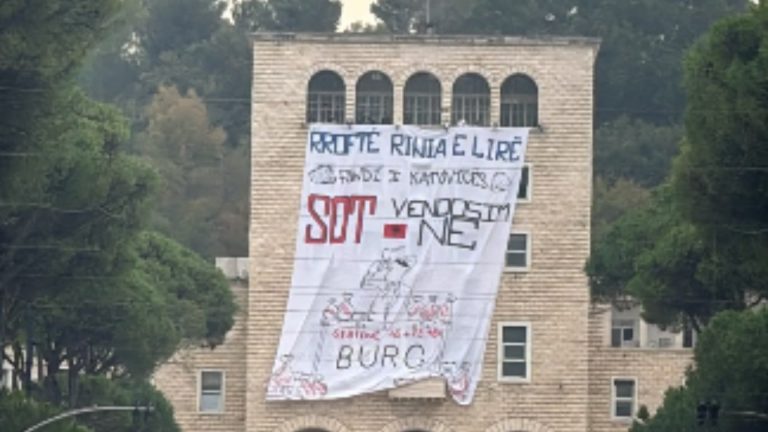 Studentët mblidhen te Politekniku, banderolë në hyrje: “Sot vendosim ne”