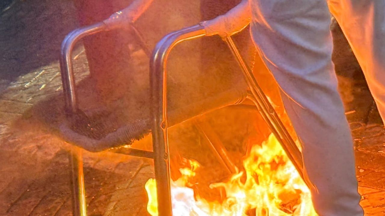 First tensions at the protest outside the Prime Minister’s Office, Molotov cocktails thrown and a chair burned