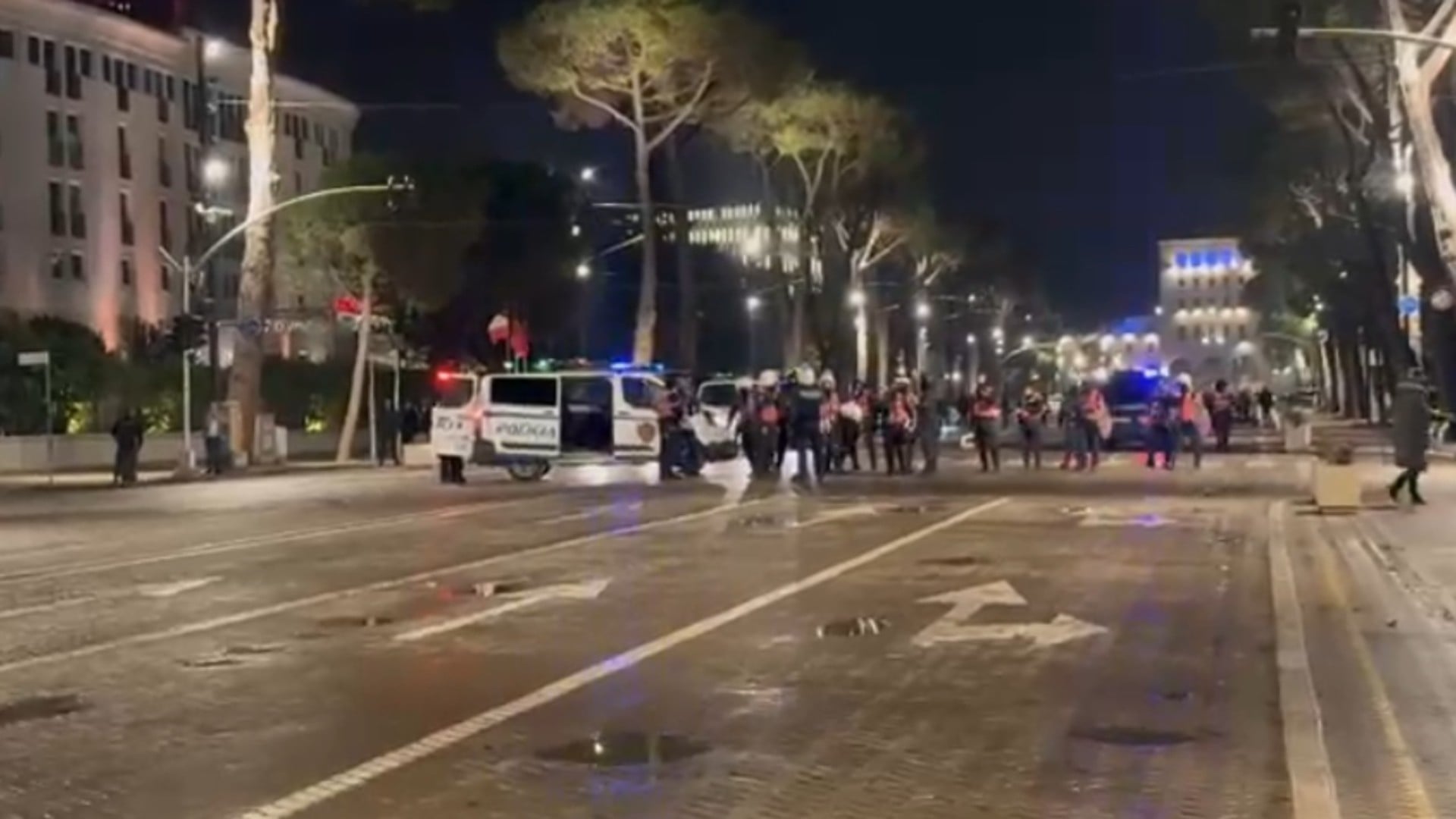 Tensione te protesta ne Bulevard, forcat Shqiponja para Kryeministrise pas molotoveve