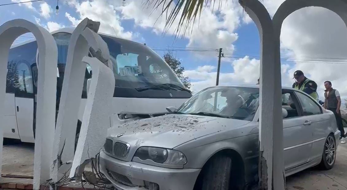 Aksident në Barbullinjë të Lushnjës, autobusi i linjës përplaset me BMW dhe del në mur