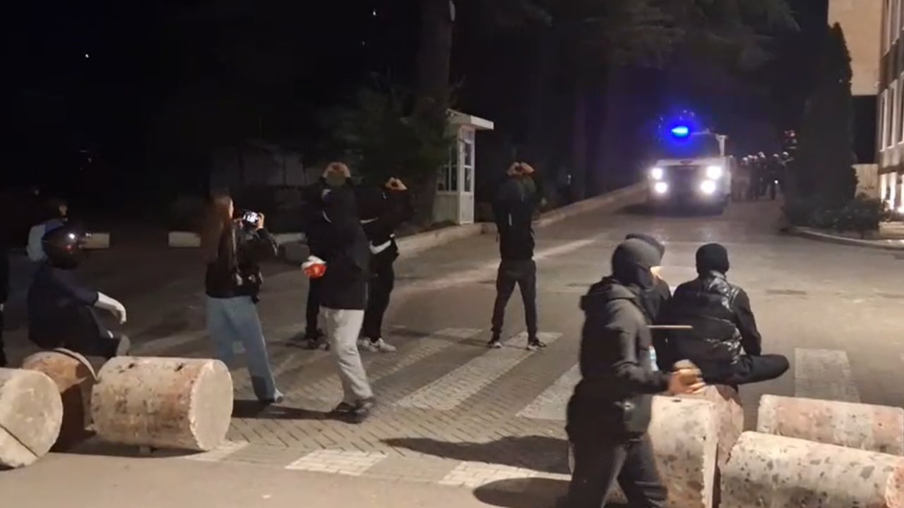 Dita e 10 e protestës në Tiranë: më pak përplasje, pedagogët mbeten në shesh