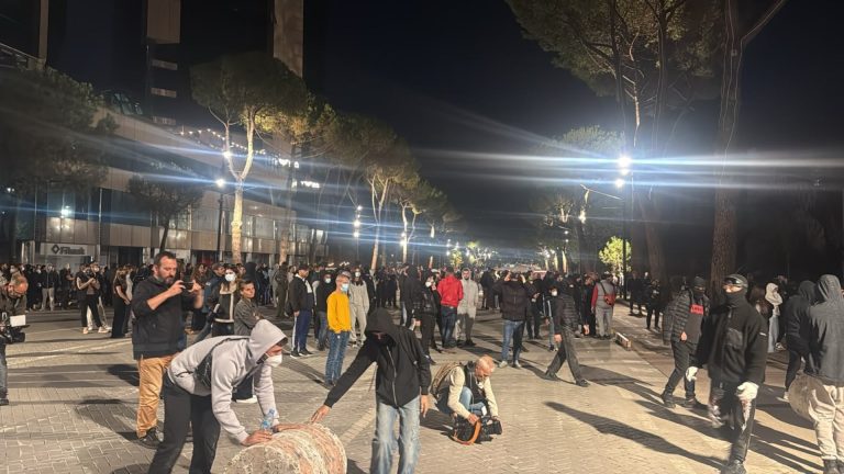 Fishekzjarre para Kryeministrisë, policia u bën thirrje protestuesve të largojnë fëmijët