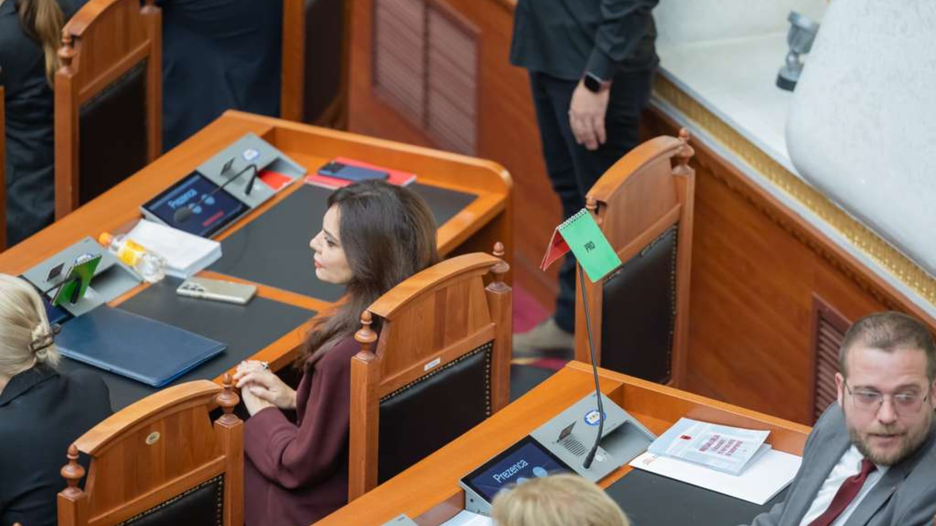 Kaos në Kuvend, Spiropali qëndron e qetë ndërsa seanca kalon mes përplasjeve